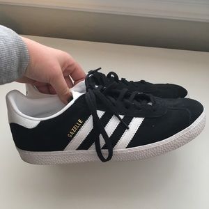 black adidas gazelle tennis shoes